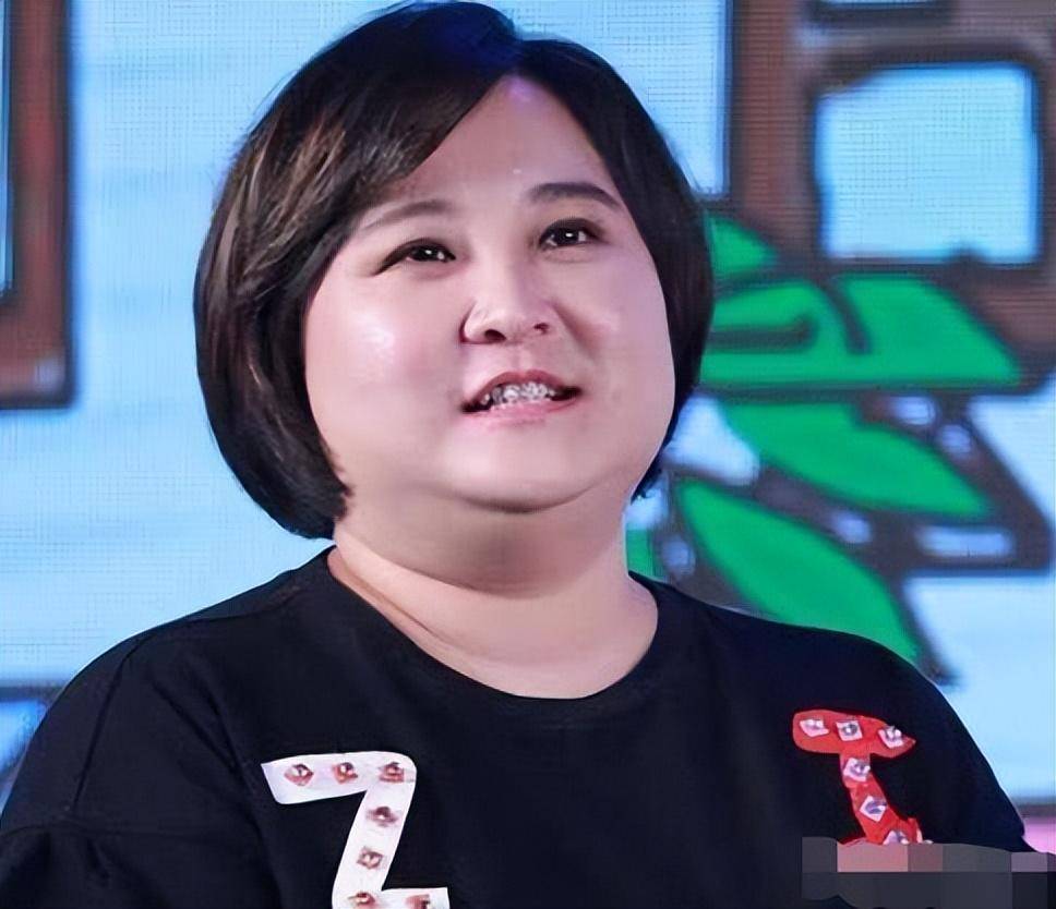 "阳光开朗"爱笑的女孩贾玲,暴瘦50斤,网友直呼:出个减肥教程