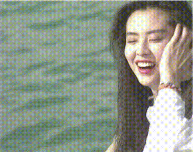 天生丽质的王祖贤不用化妆也是倾国倾城的绝世大美人,任何角度都会让