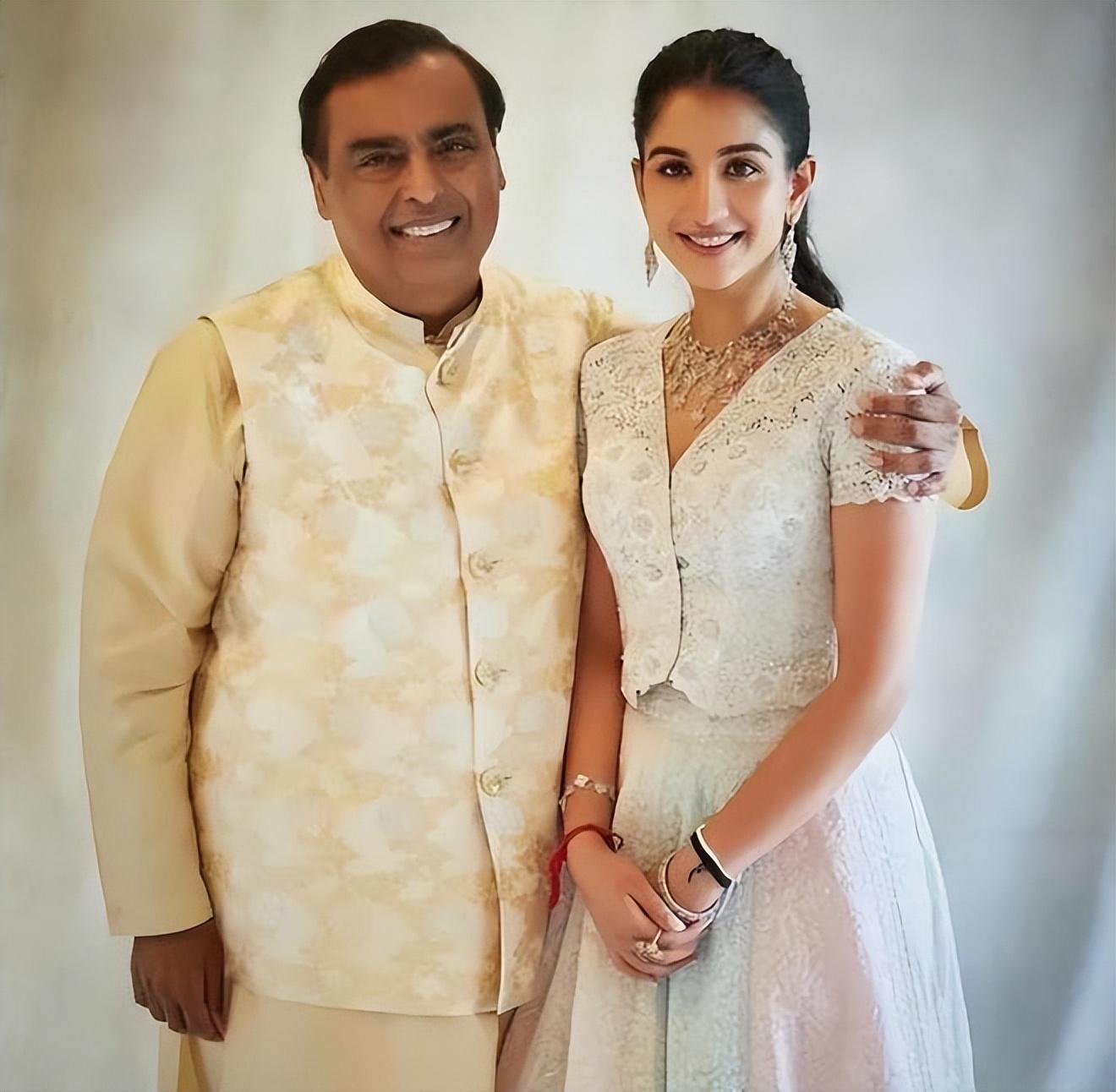 印度首富不仅宠妻还宠儿媳,喂大儿媳吃东西,手揽刚怀孕的小儿媳