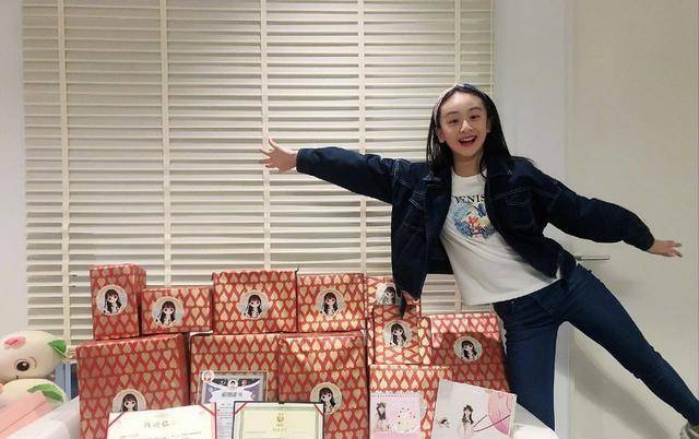 田亮女儿cindy的12岁生日照,穿浅灰色薄纱裙,化身甜橙女孩