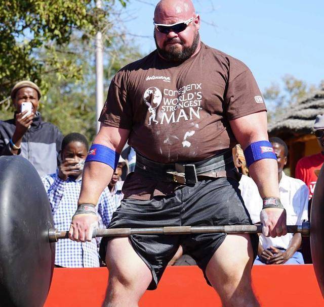 然后他才开始参加越来越多的大力士比赛,从低级比赛一直比到了高级