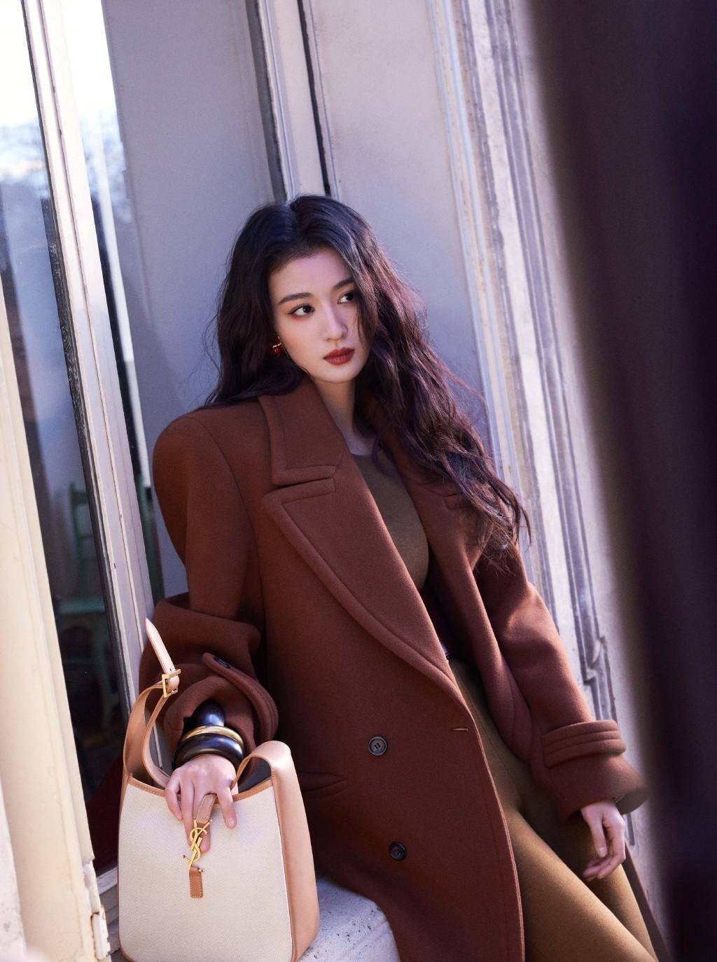 人气女星王楚然身穿褐色大衣内搭黄褐色连衣裤,充满高冷迷人气质