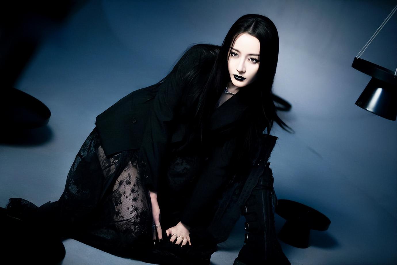 迪丽热巴也太美了吧!龙须刘海 黑色口红,精致五官让人赞叹!