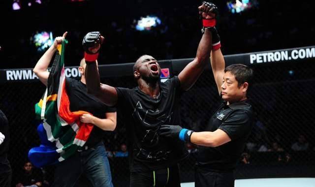 中国富家女爱上南非"拳王"胡斯,生下2个混血儿后,惨被抛弃!