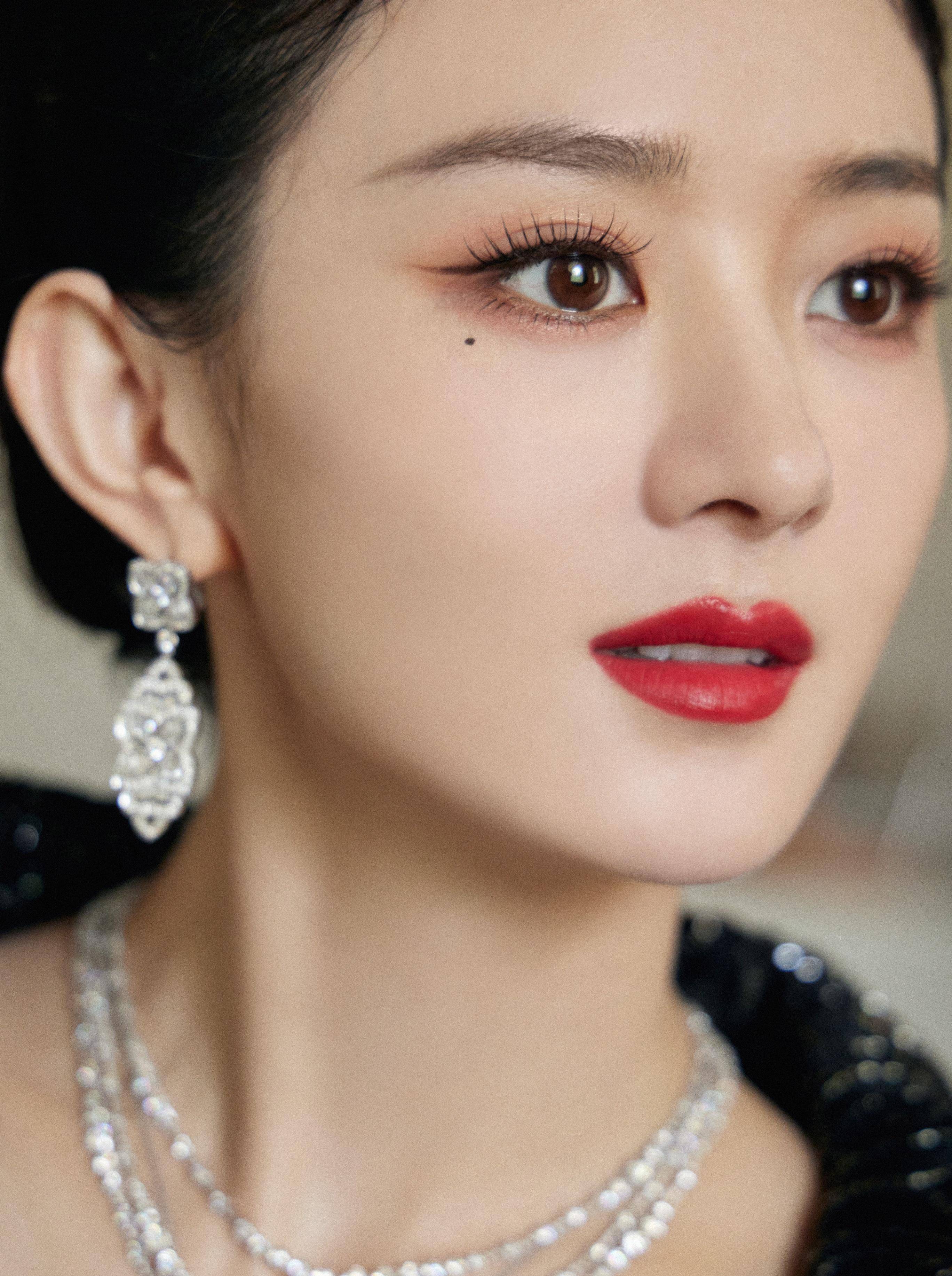 上海这一夜,女明星明艳热烈!赵丽颖点泪痣,杨颖镂空,热巴深v