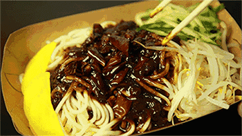 虽然看上去炸酱面的做法非常的简单,但其实一点也不简单.