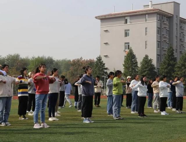 学生早晨的上课时间被推迟,可家长得知放学时间后崩溃,难以接受