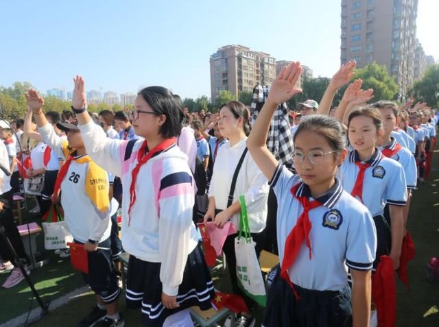 学生早晨的上课时间被推迟,可家长得知放学时间后崩溃,难以接受