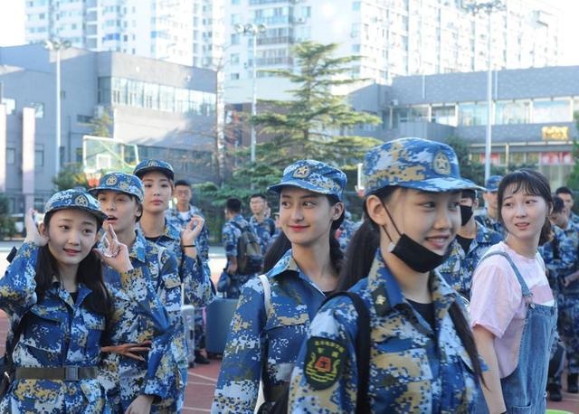 学生早晨的上课时间被推迟,可家长得知放学时间后崩溃,难以接受