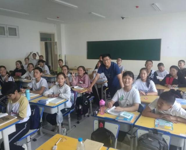 学生早晨的上课时间被推迟,可家长得知放学时间后崩溃,难以接受