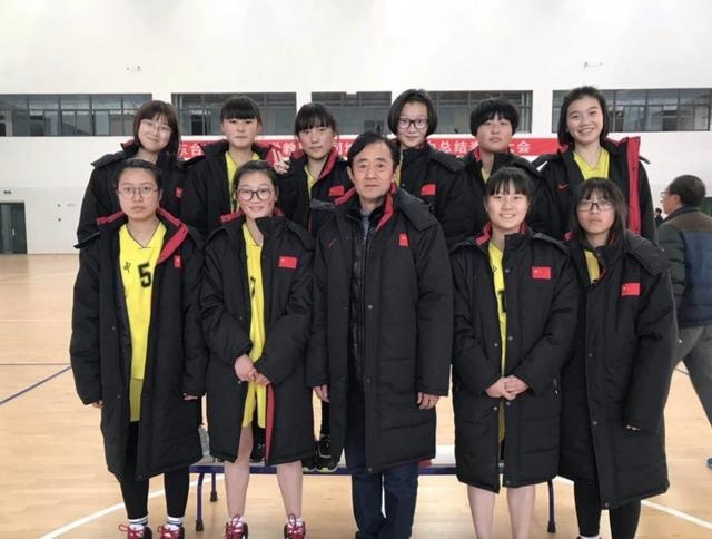 学生早晨的上课时间被推迟,可家长得知放学时间后崩溃,难以接受