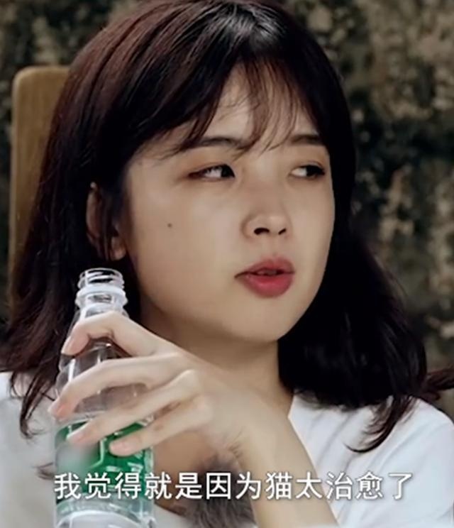 央视王冰冰与猫咪可爱互动!两手各抱一只猫,开心到露齿闭眼大笑
