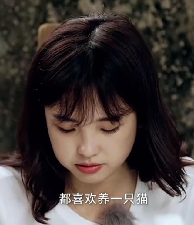 央视王冰冰与猫咪可爱互动!两手各抱一只猫,开心到露齿闭眼大笑