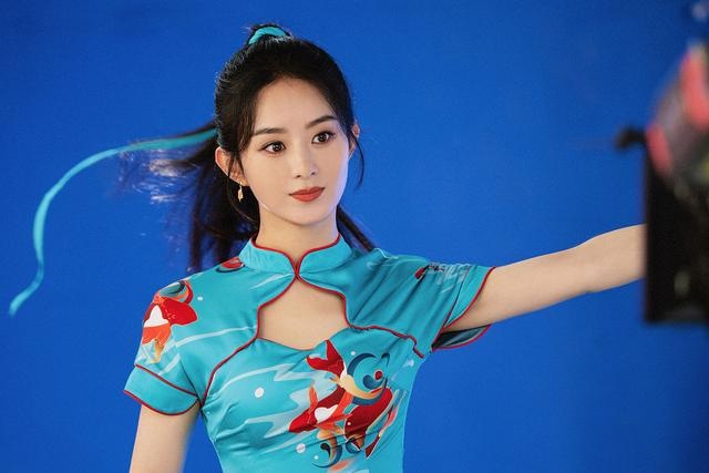 赵丽颖拍摄花絮照释出 国风高马尾造型英气亮眼