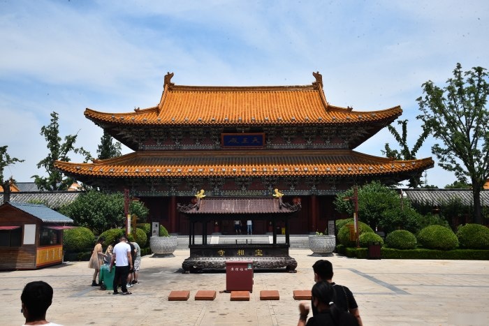 走進景區,穿過大寶相寺山門殿,便是天王殿,內供彌勒佛東西兩側是鐘樓