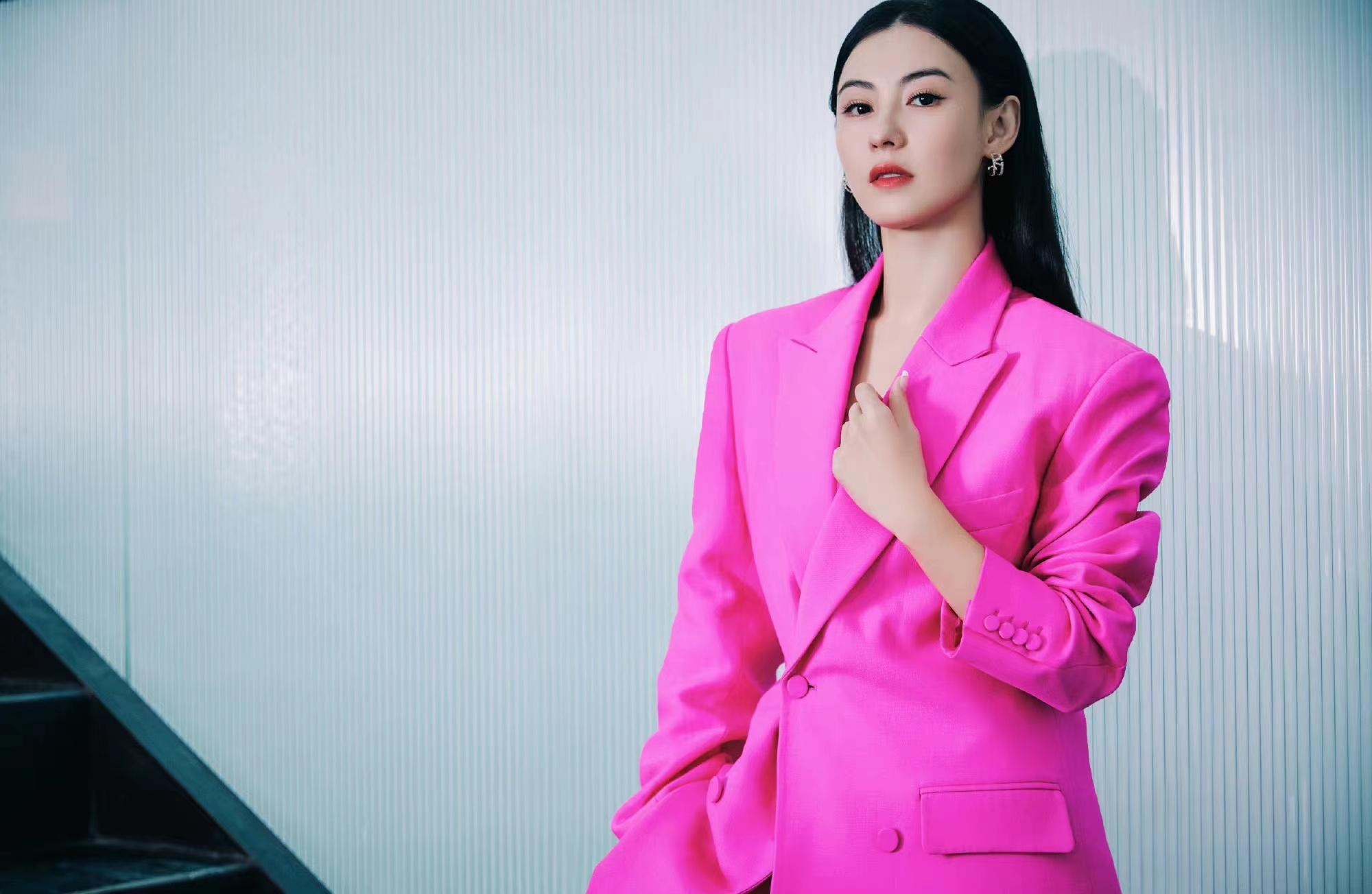 张柏芝换新发型,中分黑长直显女神范,穿芭比粉西装好亮眼