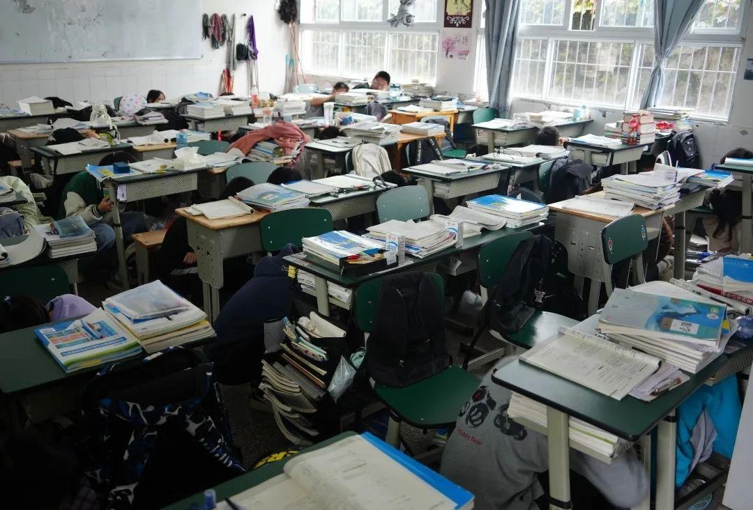 宜宾市李庄中学校举行地震应急疏散演练