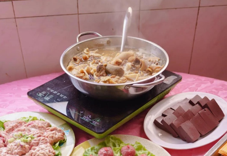 杜阮羊肉街歷史悠久,這裡不但能品嚐到熱氣騰騰的羊肉火鍋,烤全羊