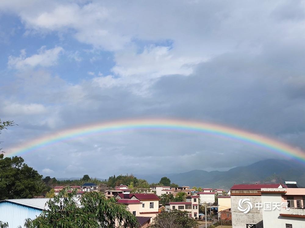 中国天气网广西站讯 27日下午,桂林灌阳雨后天空挂上了一座五彩缤纷的