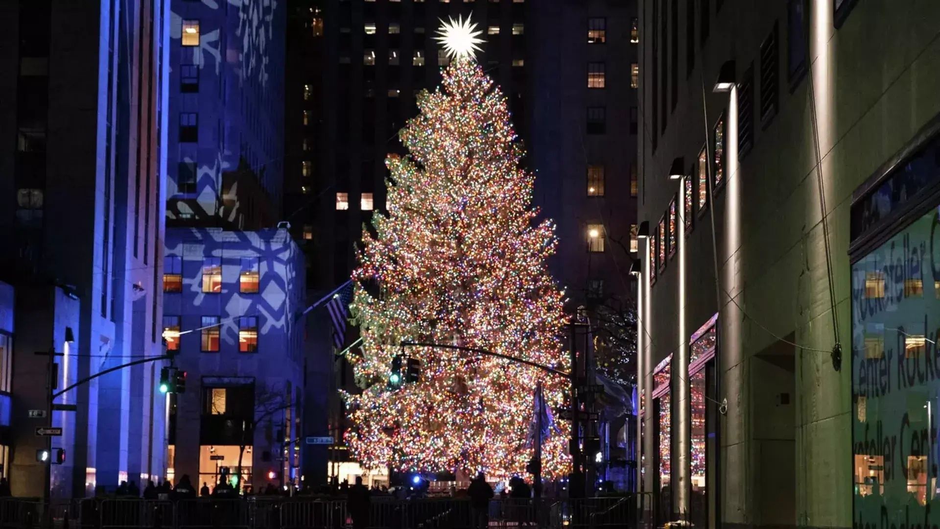 纽约市中心点亮用5万彩灯装饰的巨型圣诞树