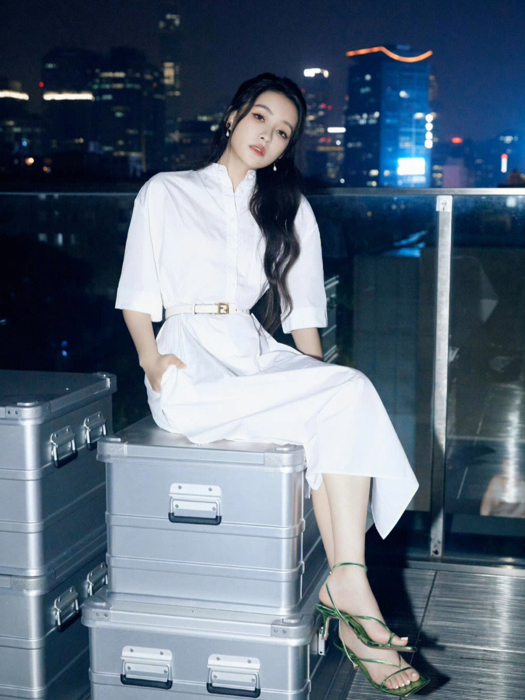 孙怡《大使的厨房》穿搭 身材好有少女感!