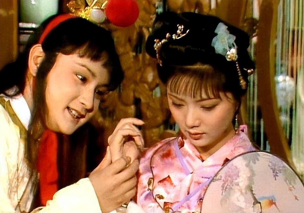 薛宝钗什么时候对贾宝玉动了心思?