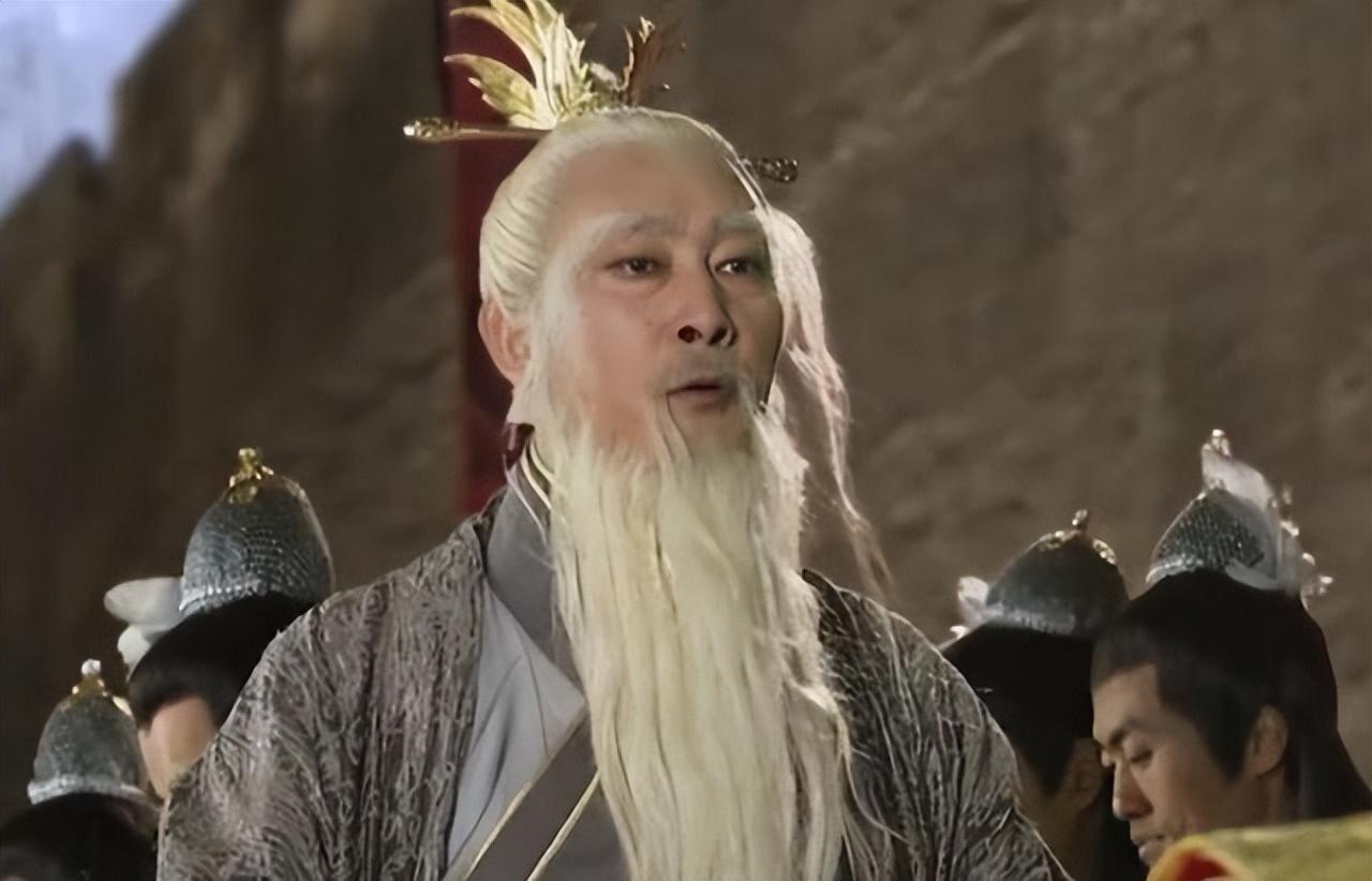 原著第七十八回,通天教主被太上老君打败,多宝道人提剑而起,出手前竟