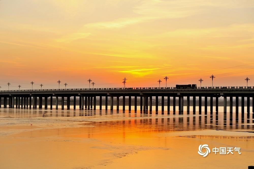 水天一色 夕阳下河南汝河呈现暖暖橙红色