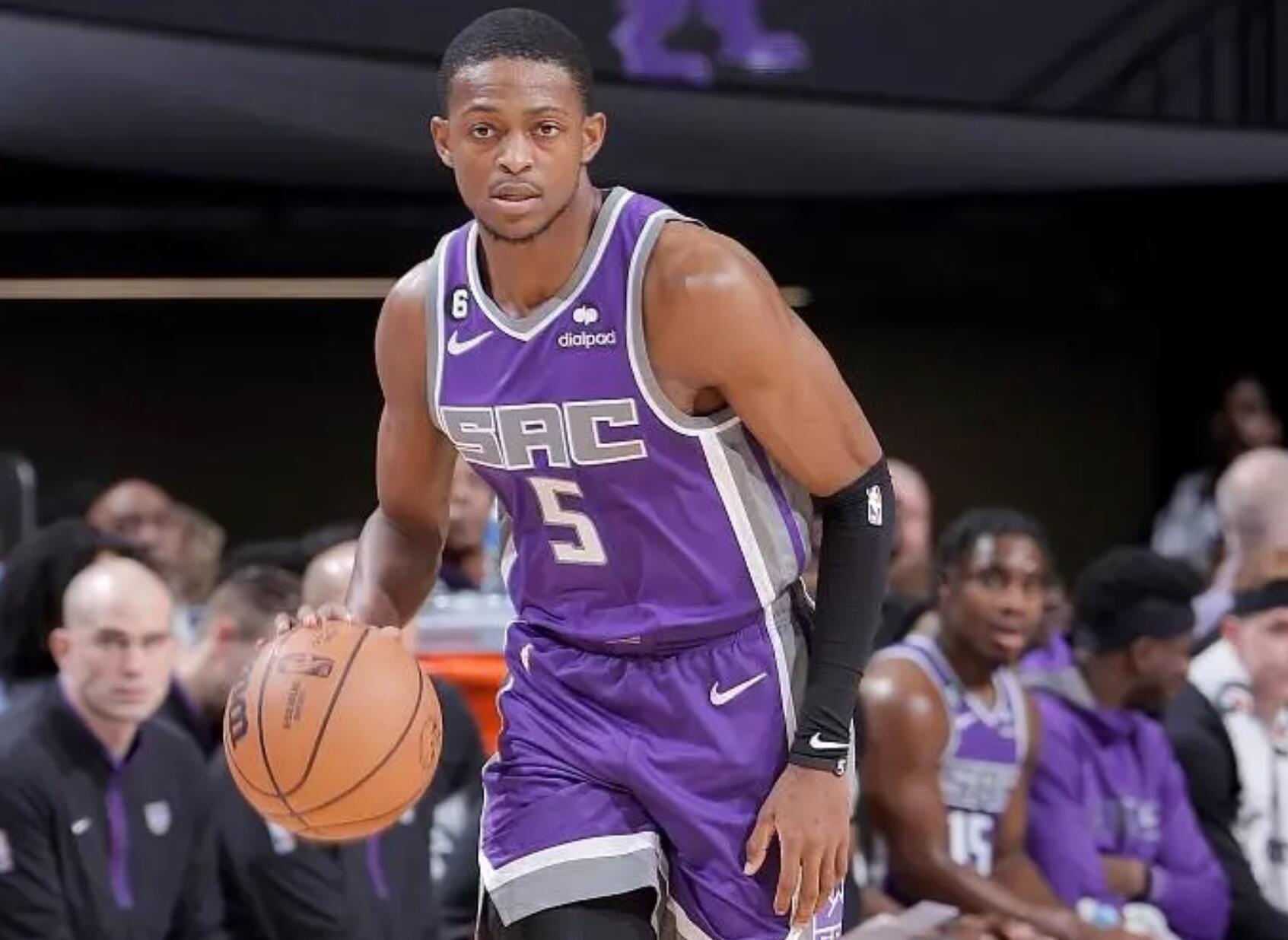 本场比赛,国王球员达龙-福克斯出战38分钟,24投10中,其中三分球5投1中