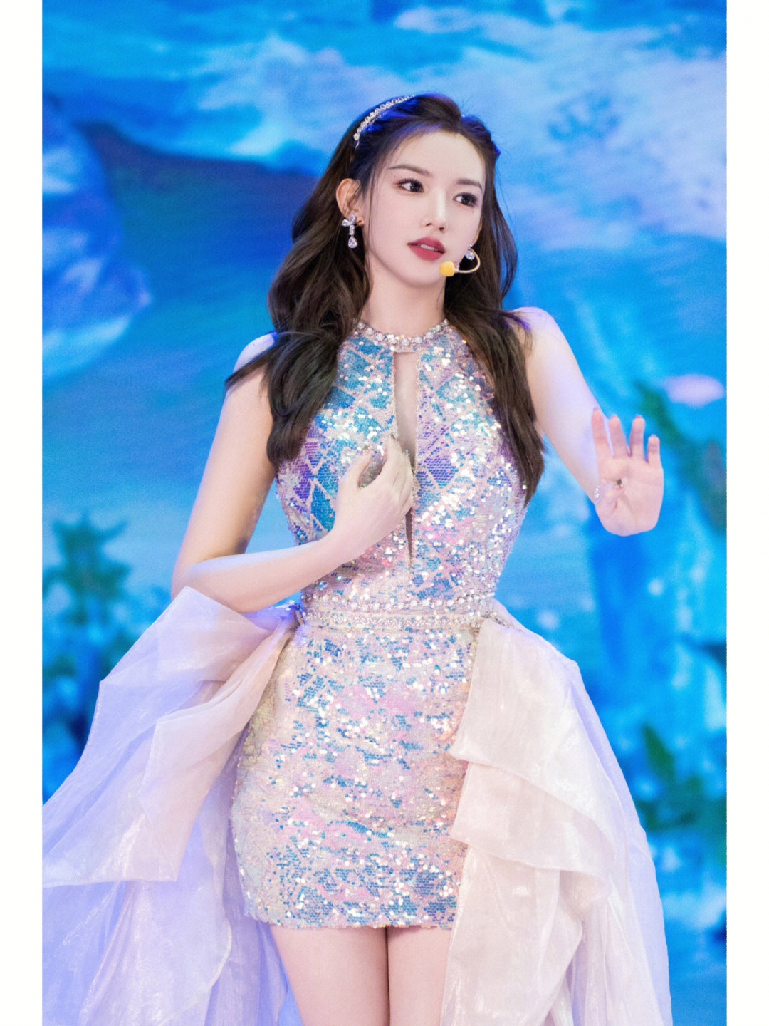 亮闪闪的 不过,她的演唱加上ai特效,有点土味 #程潇 #明星同款 #女