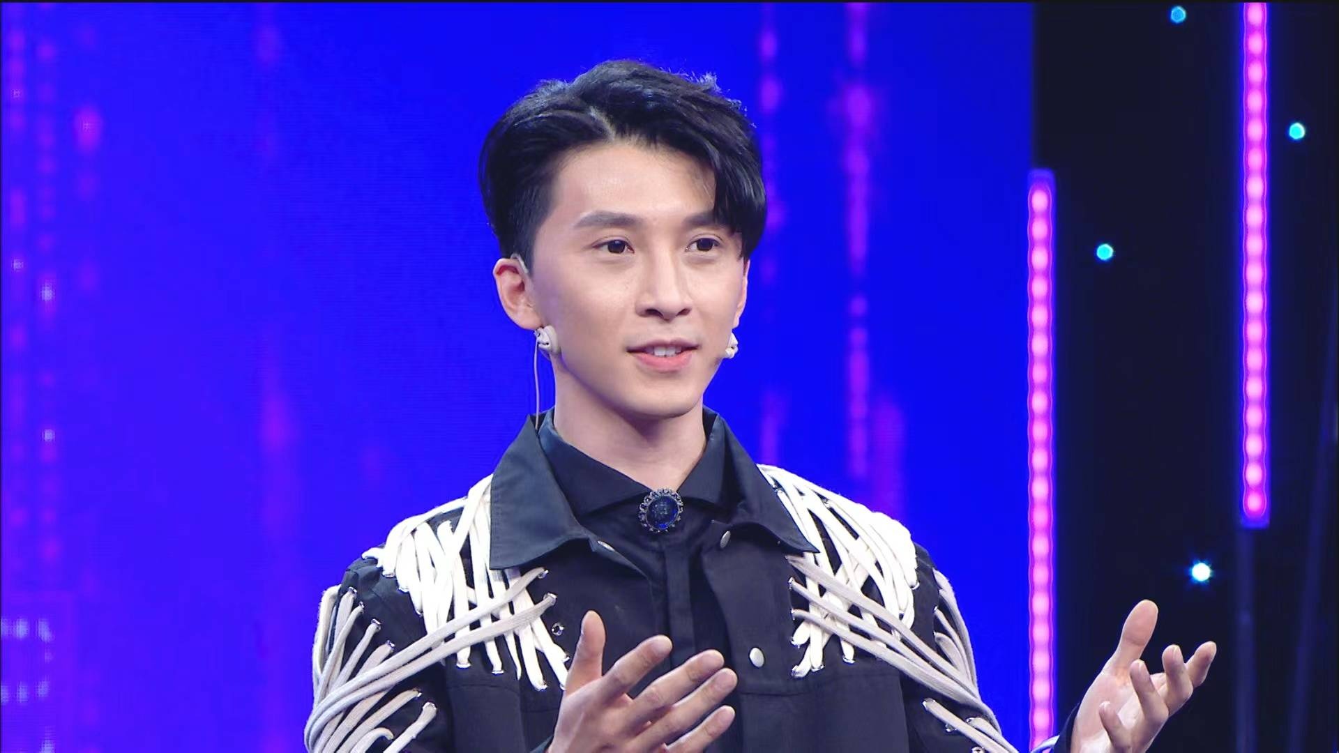 王志博,吴南言表演的《杀熟》讲的是生活中以各种形式专坑朋友的一种