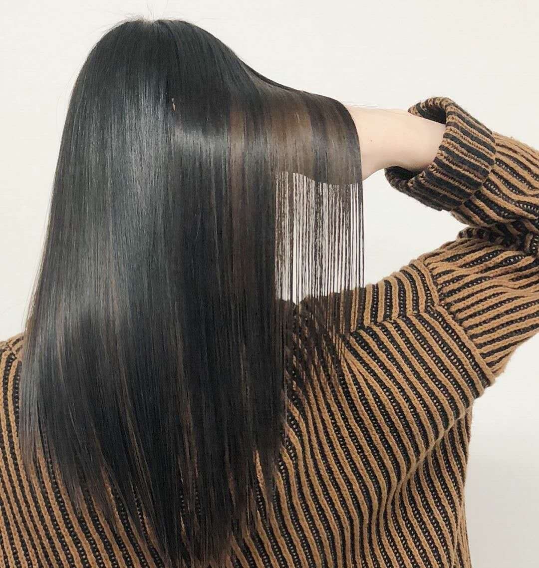 女生头发炸毛做柔顺还是拉直?自然卷选拉直烫发选柔顺,别搞错了