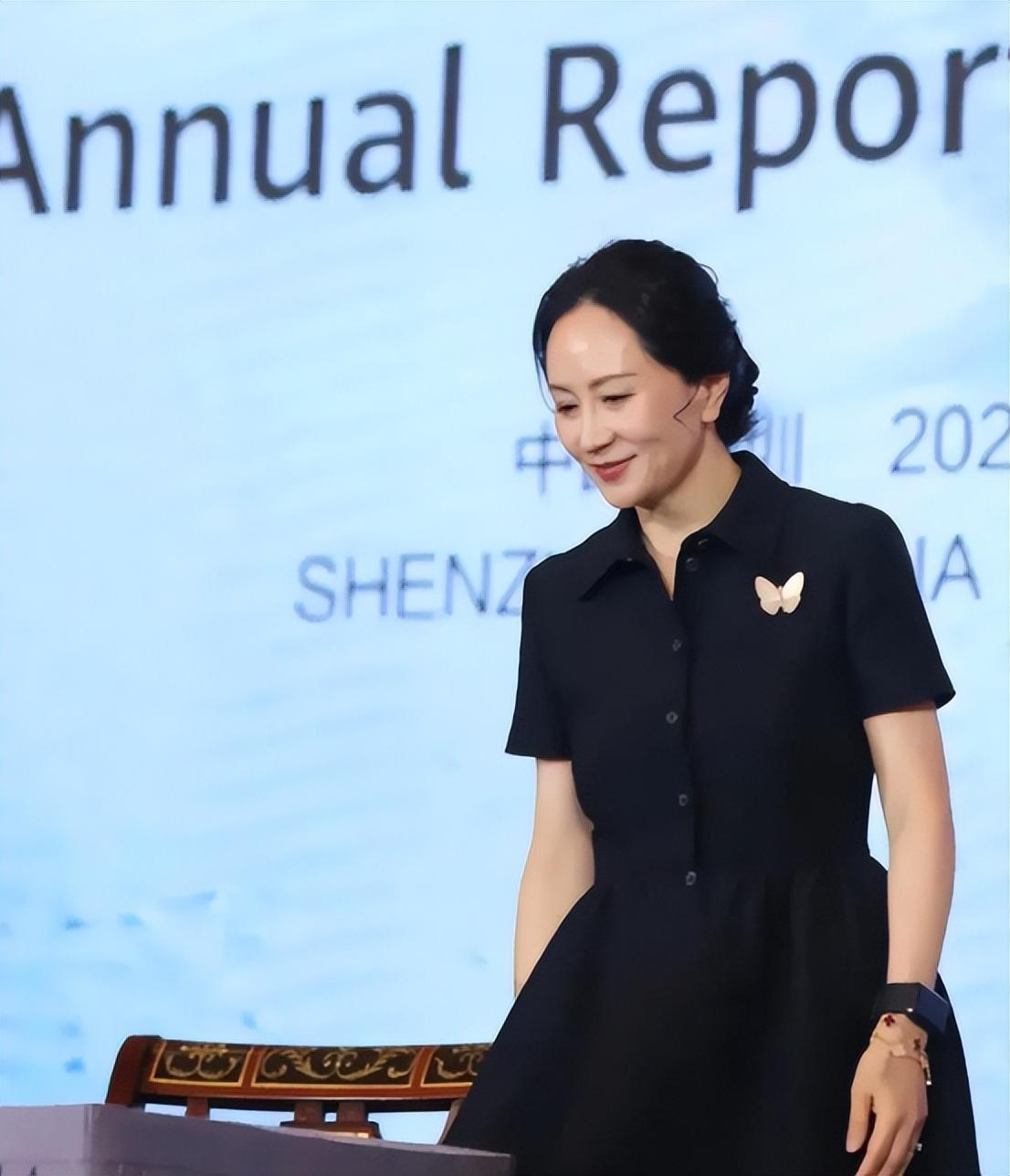孟晚舟才是真名媛!50岁穿小黑裙端庄又大气,身材发福难掩气质美