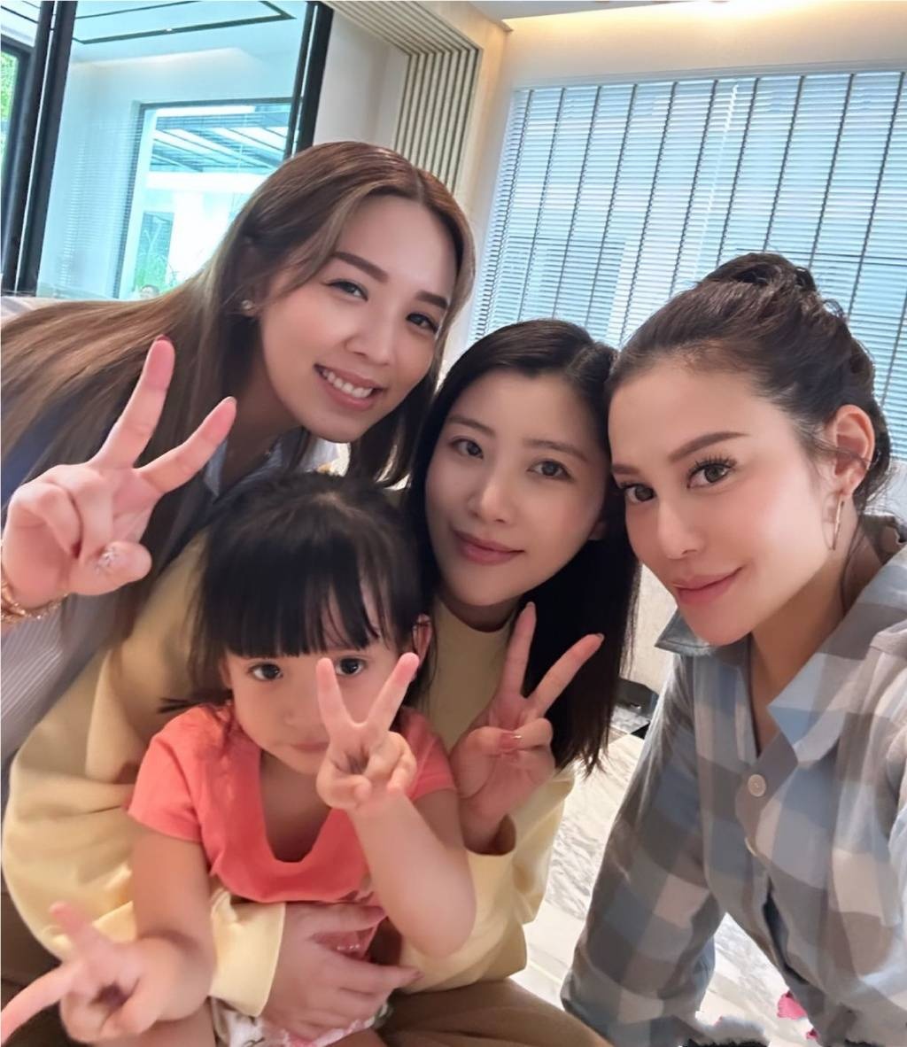 严纪雯在自己的社交平台还晒出与陈雪铃女儿arianna合照,照片中可见