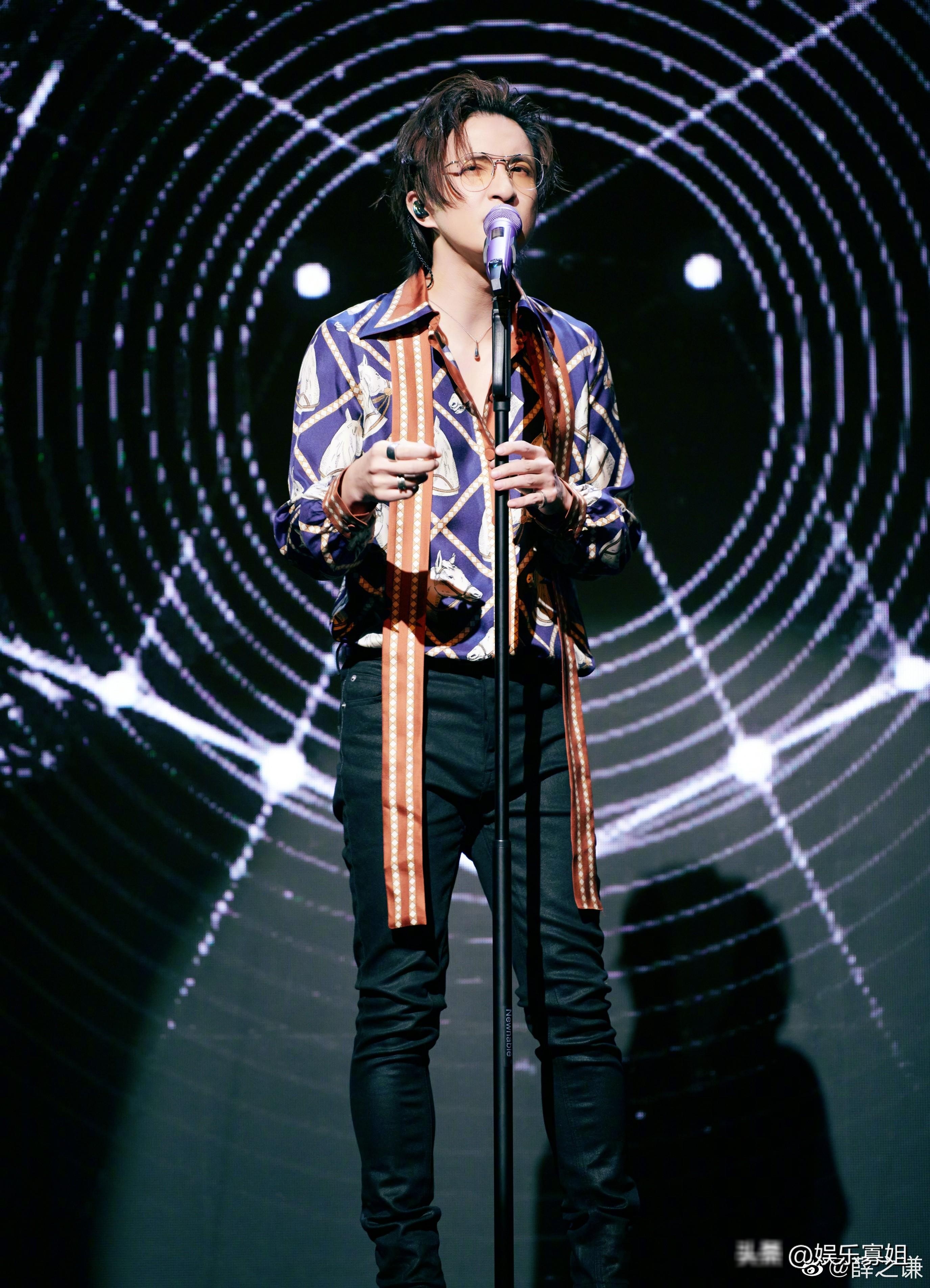 线上演唱会上薛之谦说张靓颖坐反了,张靓颖说以为是你音乐会风格