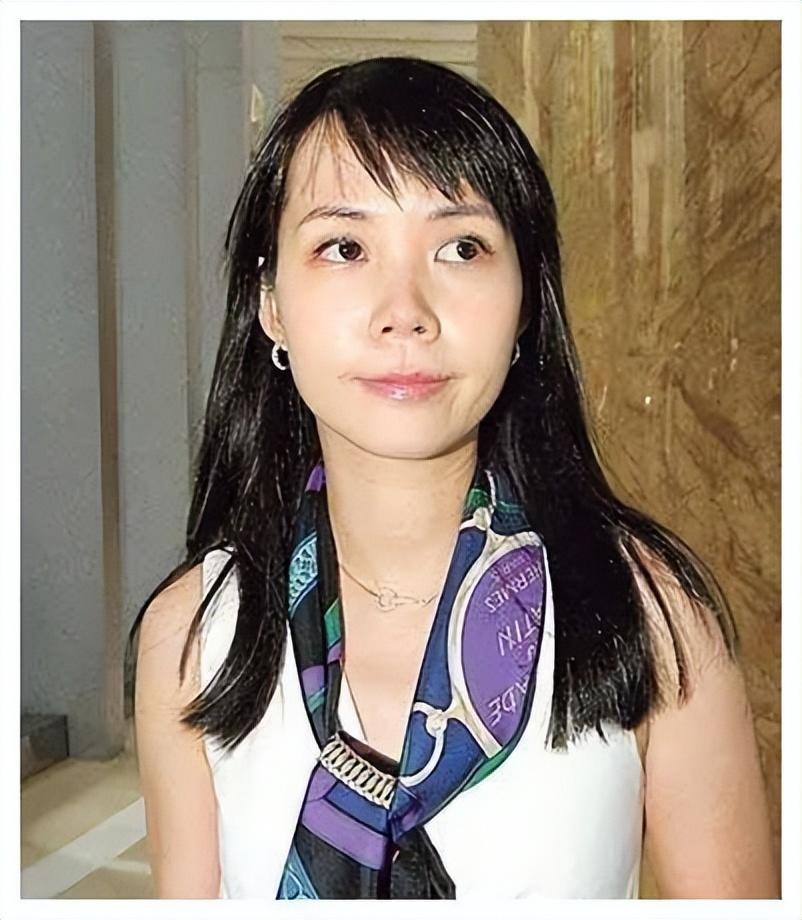 吕丽君8年亏空20亿,豪宅写字楼全部变卖,难怪刘銮雄会选择甘比