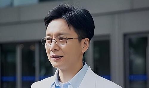 进入剧组后,刘奕君因为不舒服,对着饰演女主的大宋佳看了一眼,就算是