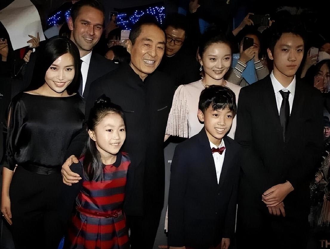 张艺谋全家同框!大女儿打扮成熟比后妈显老,母女俩似互换了年龄