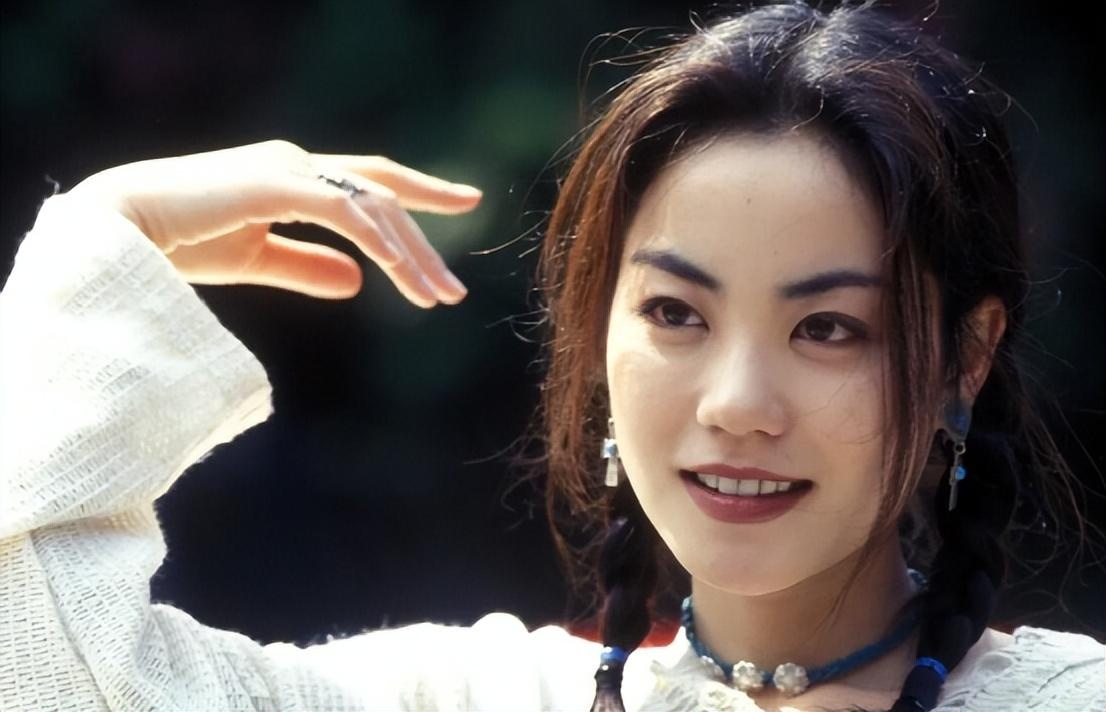 王菲年轻时原来这么美,穿白毛衫配麻花辫美得清纯动人