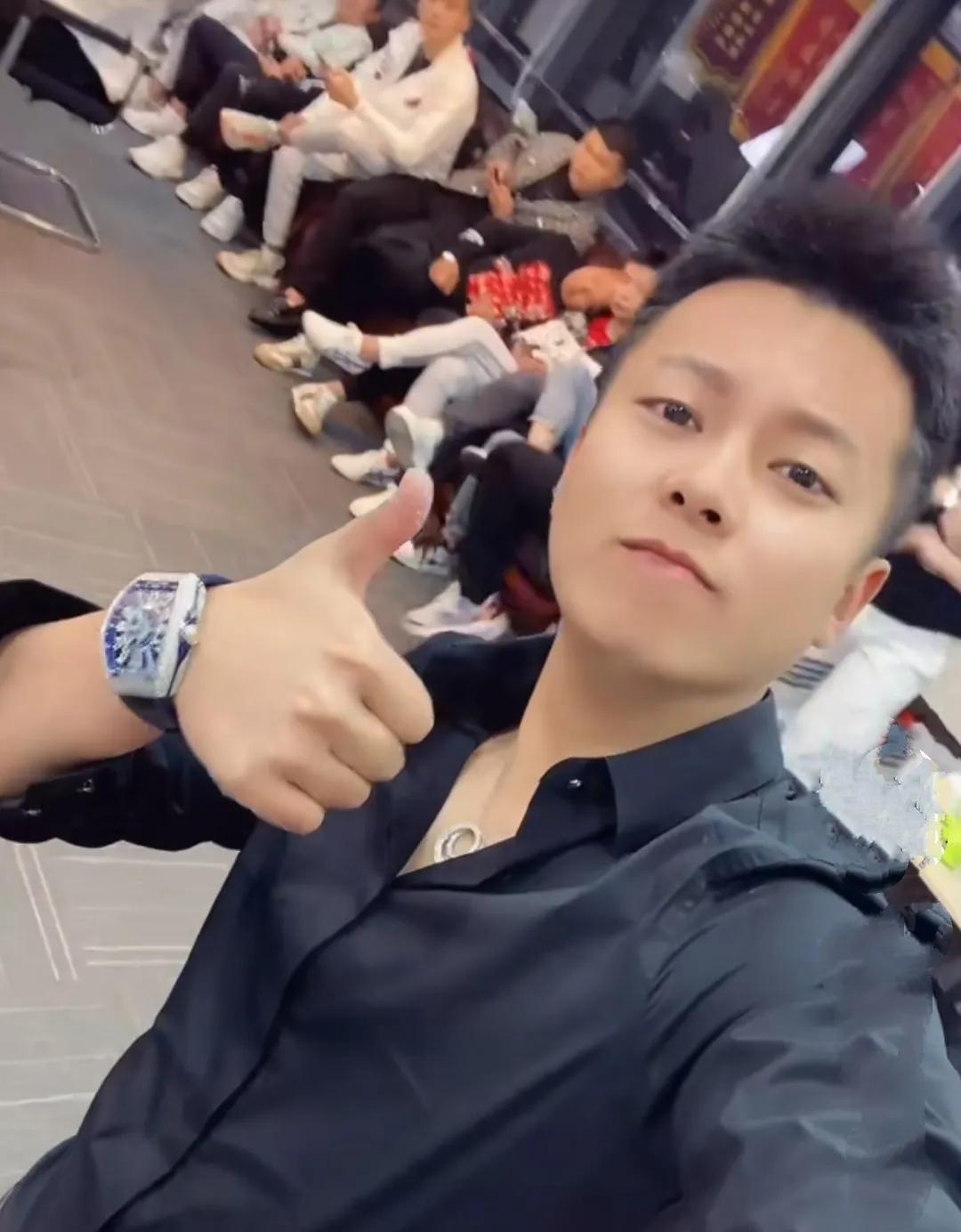 有人说,胜仔之所以不开播是担心没有票收,也有人