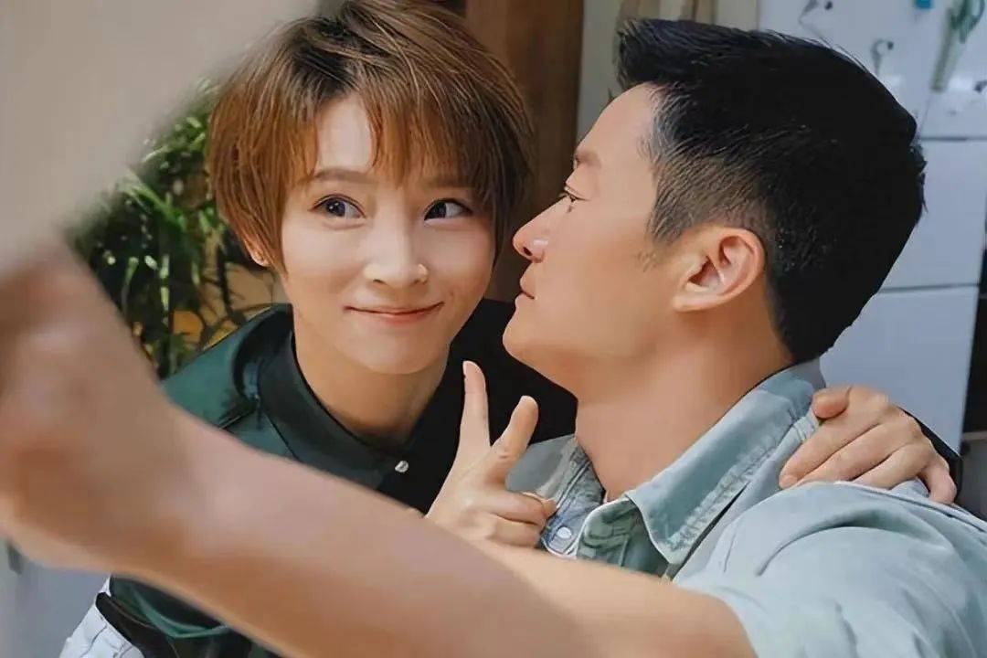 谢楠晒全家与刘德华合影,当老公吴京面大胆表白!