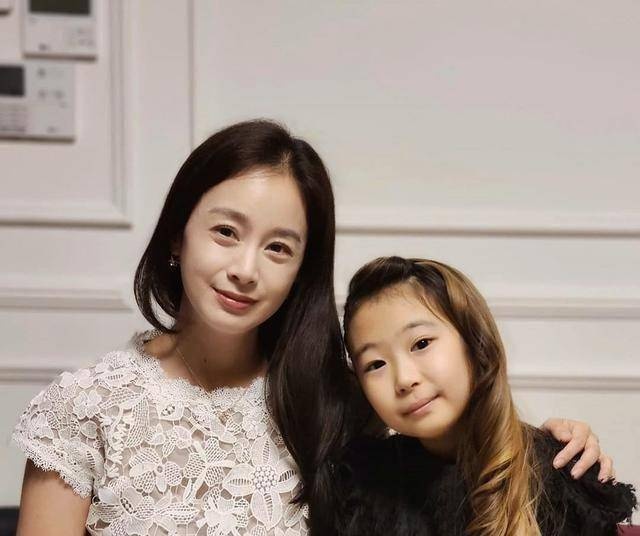 金泰熙二宝周岁宴,时隔一年多rain瘦脱相,金泰熙换妆变化大