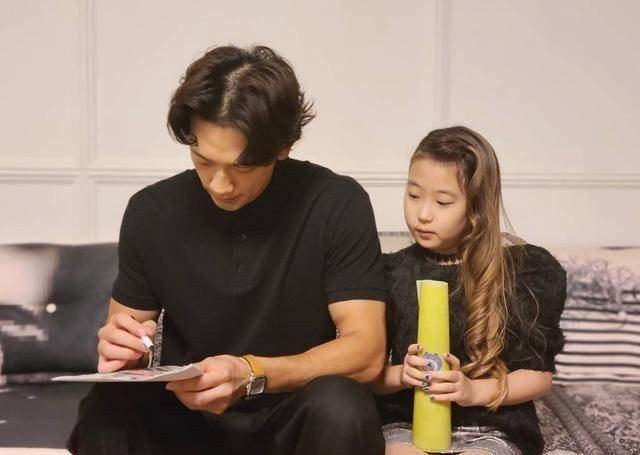 金泰熙二宝周岁宴,时隔一年多rain瘦脱相,金泰熙换妆变化大