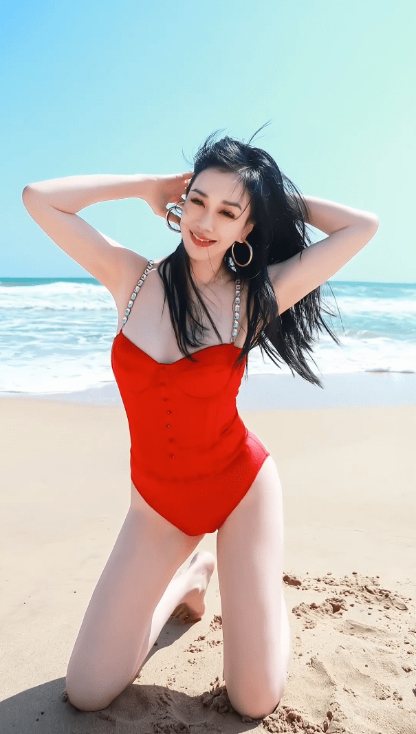 52岁钟丽缇身穿红色泳衣大秀事业线!魔鬼身材性感火辣