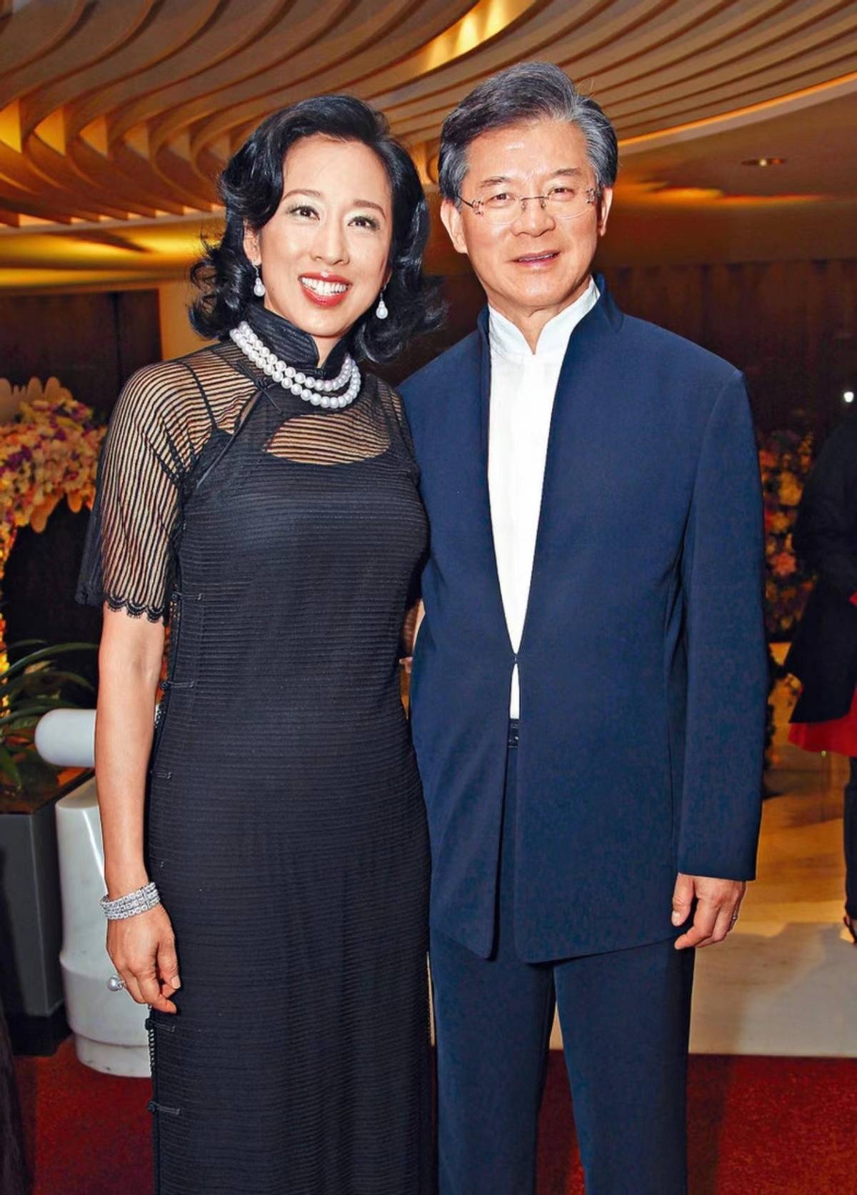 朱玲玲为叶倩文庆生!低调站边角,和二婚老公腻歪却抢风头