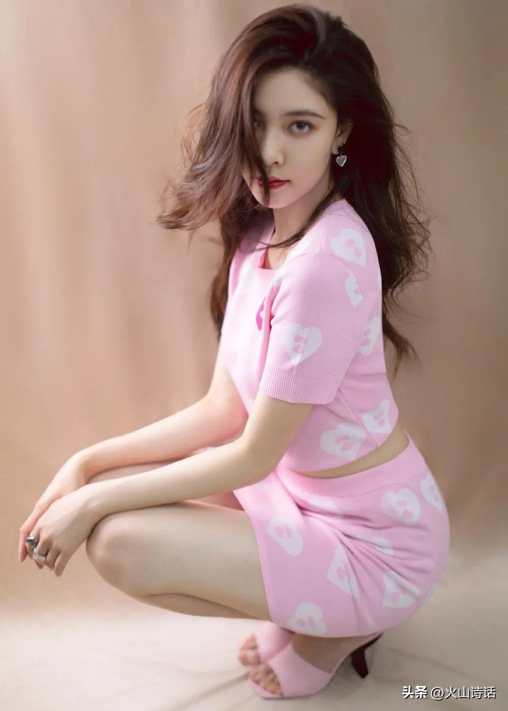 95后小花宋妍霏惊艳写真,高颜值和完美身材,轻松驾驭各种造型!