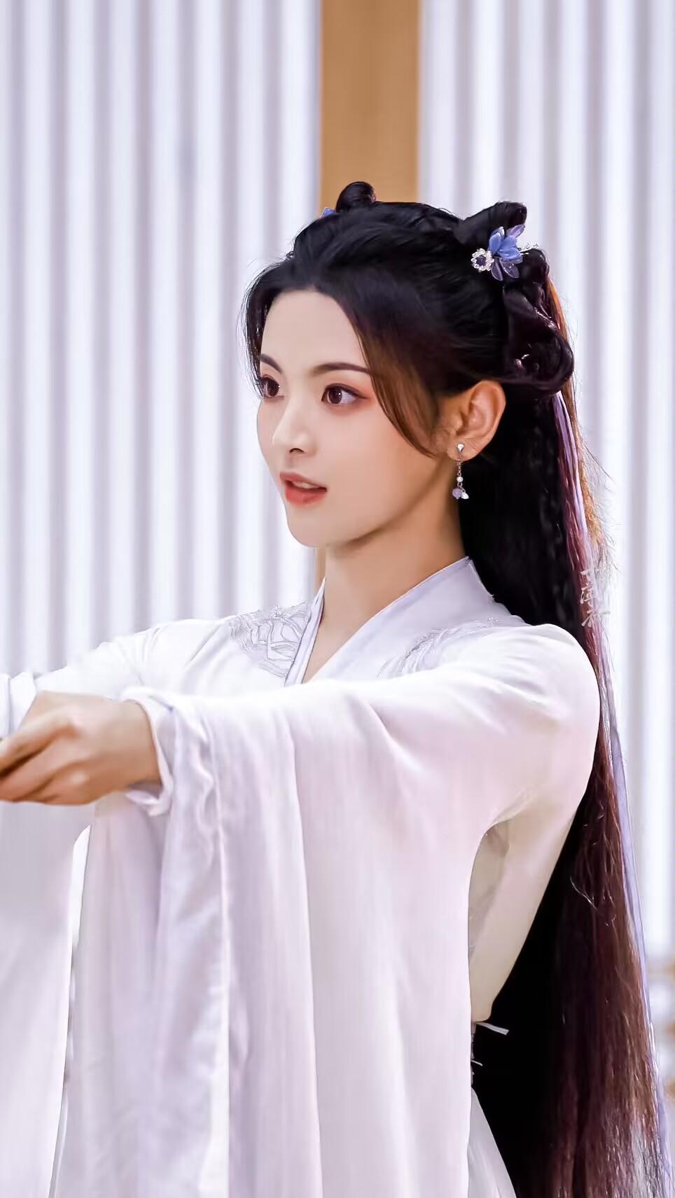 杨超越在《重紫》里的发型,好像"大熊猫",实在是不好看