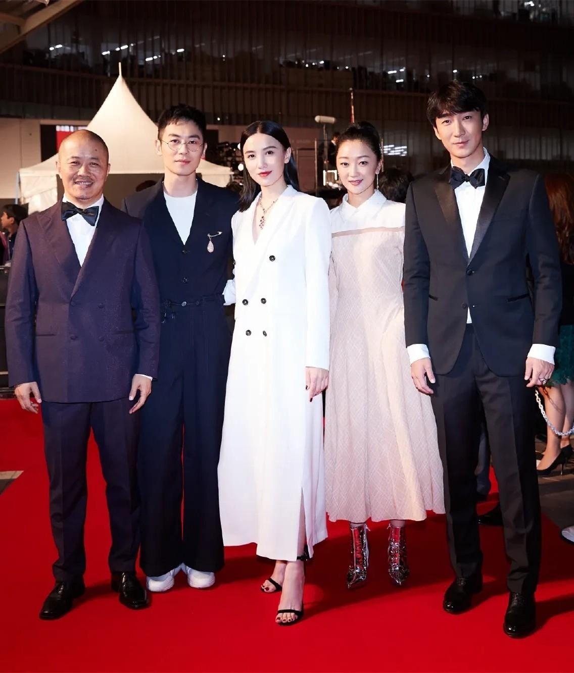 宋佳和朱亚文合体走红毯,一个美艳霸气,一个痞雅迷人,cp感爆棚