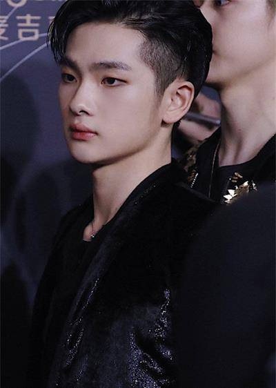 "眼小却长得帅"的男星:率先想到周震南,李荣浩:我不配拥有姓名?