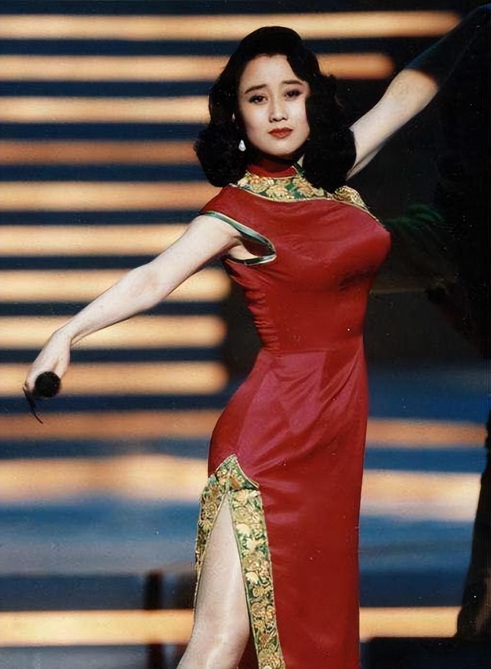 说她美吧,利智的五官并不抓人眼球,"天使面孔"这个词放在她身上,绝对